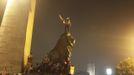 An anti-Mursi protester wearing a Guy Fawkes mask celebrates on top of a lion statue near Tahrir square after the announcement of the removal from office of Egypt's deposed President Mohamed Mursi in Cairo, July 4, 2013. Mursi, toppled by the military on Wednesday, is being held by the authorities, a Muslim Brotherhood spokesman and a security official said on Thursday. REUTERS/Asmaa Waguih (EGYPT - Tags: POLITICS CIVIL UNREST) Published: Čec. 4, 2013, 12:43 dop.