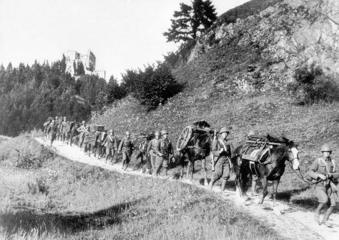 Nástup československých jednotek do postavení na hranicích při mobilizaci v roce 1938.