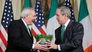 Na Sv. Patrika nemohli zapomenout ani politici. Tím spíše, že se v Bílém domě setkal prezident USA George Bush s irským premiérem Bertiemm Ahernem. Ten mu darem přinesl pohár s jetelem. Tedy vlastně s trojlístky, které jsou rovněž symbolem Irska (a trojjedinosti boží).