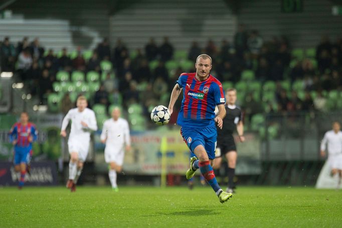 Plzeňský útočník Michael Krmenčík v duelu s Karvinou