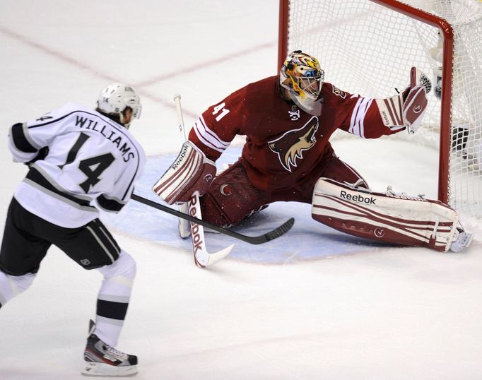 Zákrok Mika Smithe v zápase Phoenix Coyotes - LA Kings