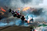 Hromadná havárie během závodu IndyCar World Championship v Las Vegas. Dan Wheldon na ni doplatil smrtí.