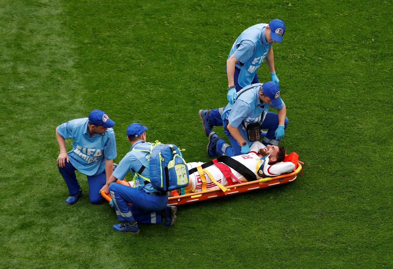 Zraněný Alírezá Džahánbachš v zápase Maroko - Írán na MS 2018