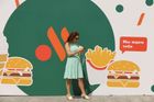 Logo rebrandovaného McDonladu tvoří dvě čárky a tečka. Má představovat hamburger a dvě hranolky. Fast food nese název Chutné a tečka.