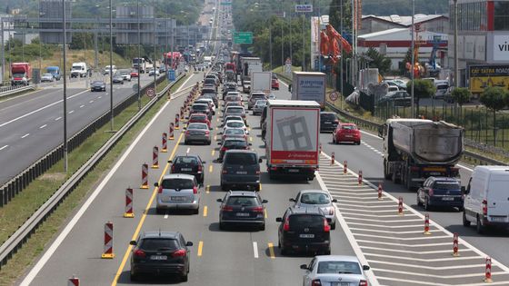 Foto: Kudy z Prahy. Tak vypadá poslední pátek před prázdninami na dálnici za Prahou