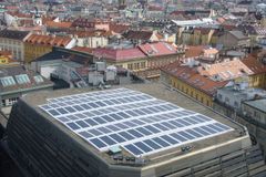 Největší sluneční elektrárnu v Praze má Národní divadlo
