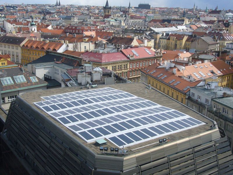 Sluneční elektrárna na střeše provozní budovy Národního divadla