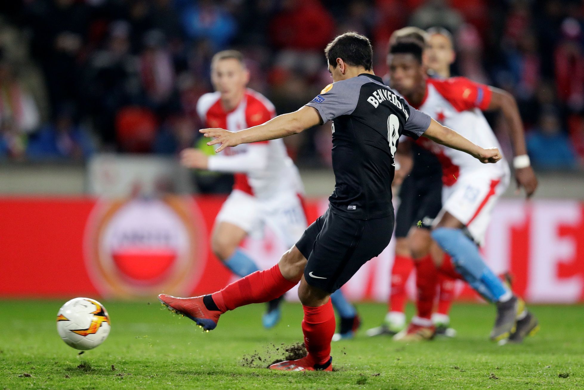 Wissam Ben Yedder dává z penalty gól na 1:1 v odvetě osmifinále Evropské ligy Slavia Praha - FC Sevilla
