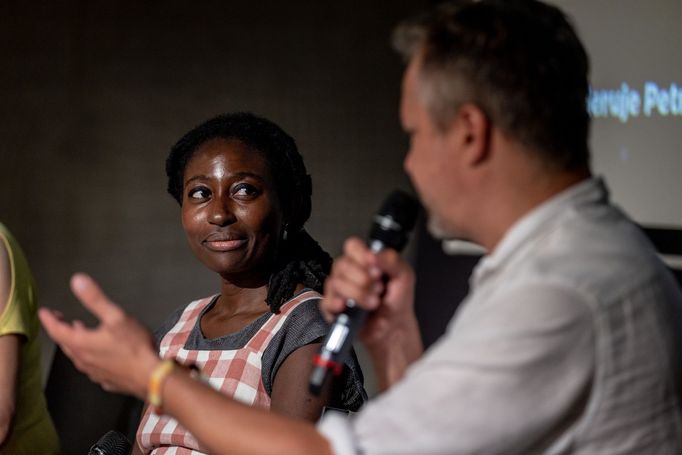 Spisovatelka Helen Oyeyemi a překladatel Petr Onufer.