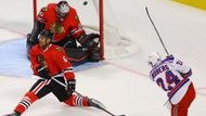 Corey Crawford v brance Blackhawks inkasoval třikrát, včetně této branky Oscara Lindberga.