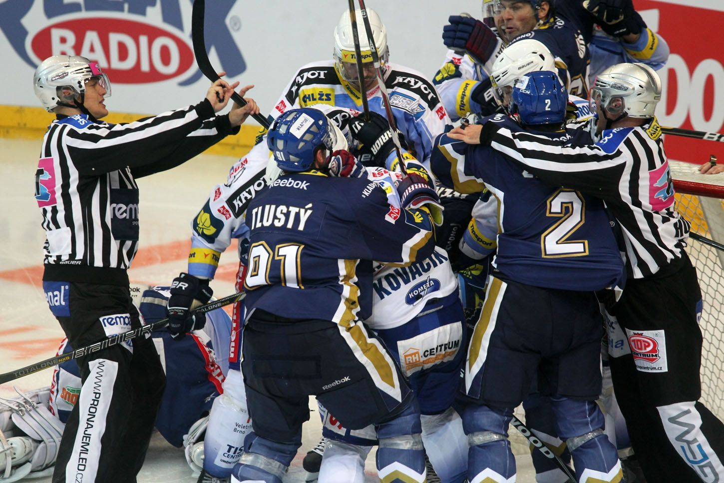 Hokejisté Komety Brno Jozef Kováčik a Radek Dlouhý ve skrumáži s Jiřím Tlustým a Markem Židlickým v utkání proti Kladnu během 15. kola Tipsport extraligy 2012/13.