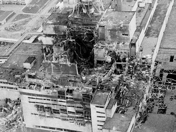 Černobylská jaderná elektrárna po výbuchu čtvrtého reaktoru.