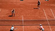 Barbora Krejčíková, Kateřina Siniaková - Iga Šwiateková, Bethanie Matteková-Sandsová ve finále French Open 2021