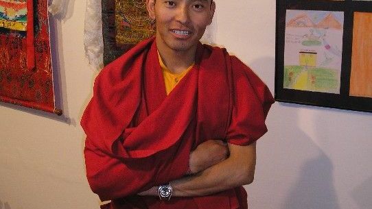 Shatop Phanday je jedním z šesti mnichů z indického Ladaku, kteří tento týden sypou mandalu na Ostravské Univerzitě.