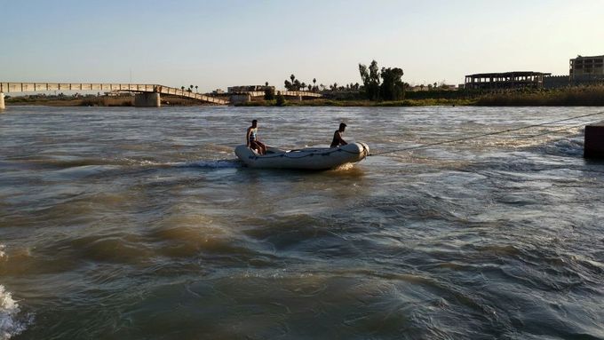 Iráčtí záchranáři pátrají v řece Tigris po lidech, kteří zmizeli ve vlnách po havárii trajektu.