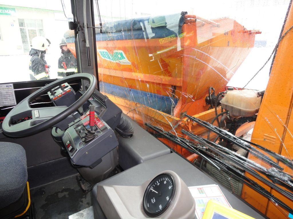 Nehoda - 12.2.2013- HK - Autobus se srazil s pluhem