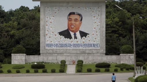 Pomník zakladatele komunistického státu Kim Ir-sena v Pchjongjangu.