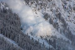 Lavina v Rakousku zasypala i sjezdovku, záchranáři vyprostili ze sněhu osm lidí