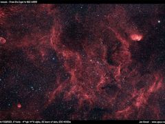 Vesmír je červený, dokazuje snímek okolí hvězdy Eta Cygnu v souhvězdí Labuti.
