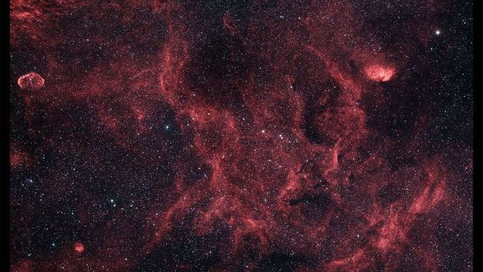 Vesmír je červený, dokazuje snímek okolí hvězdy Eta Cygnu v souhvězdí Labuti.