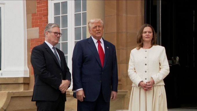 "Zkrátím těch 50 dní, které jsem mu dal," řekl Trump o lhůtě pro Putina k uzavření míru