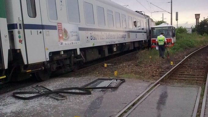 Nehoda autobusu a vlaku v Chrástu u Plzně.
