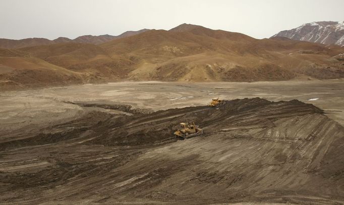 Český Provinční rekonstrukční tým ve východoafghánské provincii Logar dokončil zatím svůj největší projekt. Revitalizace přehradní nádrže Surchab byla zahájena již v prvním roce působení českého PRT a stála celkově 18 milionů korun. Vodu z jediné funkční přehrady v provincii využívají tisíce afghánských farmářů.