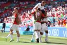 Angličané slaví gól na 1:0 v zápase Anglie - Chorvatsko na ME 2020