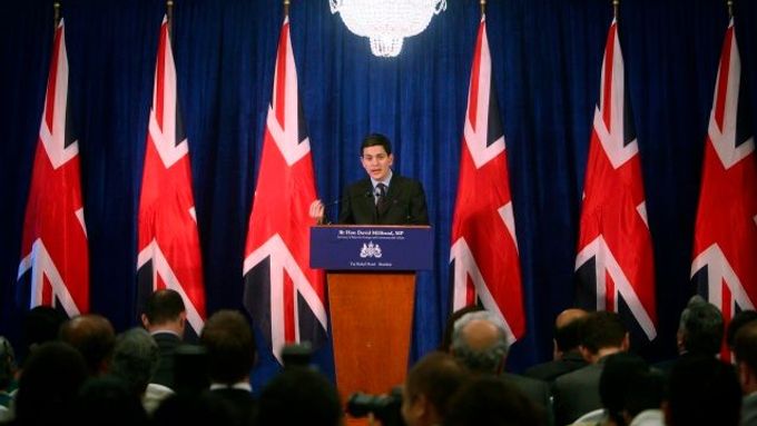 David Miliband během svého projevu nazvaného "Po Bombaji, po válce s terorem". Proslovil ho v hotelu Tádž Mahál. Ten byl jedním z objektů, jež v listopadu napadli teroristé, kteří zabili 179 lidí