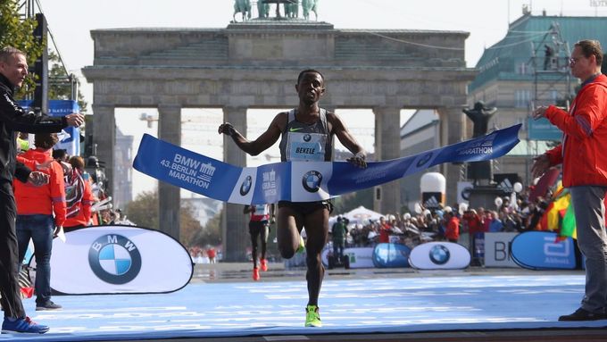 Kenenisa Bekele vítězí v Berlínském maratonu 2016.