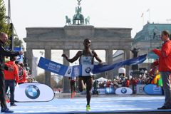 Bekele vyhrál Berlínský maraton v druhém nejlepším času všech dob