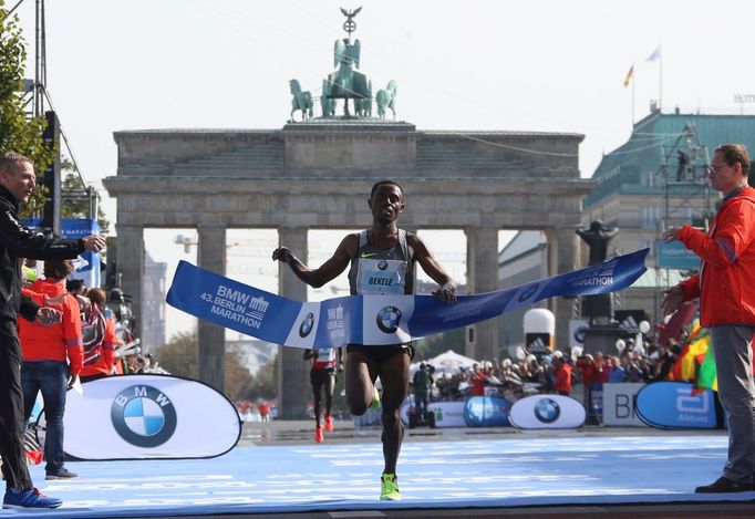 Kenenisa Bekele vítězí v Berlínském maratonu 2016.