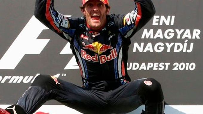 Mark Webber se raduje ze čtvrtého vítězství v sezoně.