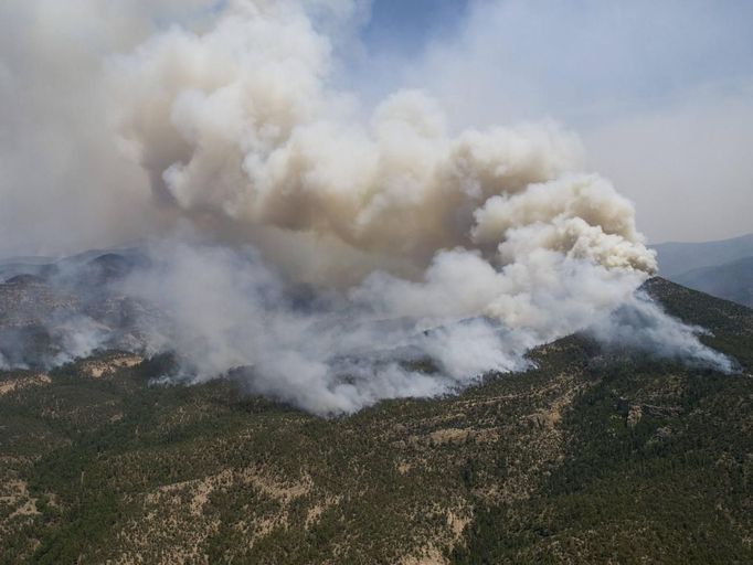 Smoke billows from a forest fire in the Whitewater-Baldy Complex in New Mexico in this June 2, 2012 handout photo obtained by Reuters June 3, 2012. The Whitewater-Baldy Complex fire, which has burned 241,701 acres (97,813 hectares) in the Gila National Forest, is now 17 percent contained with progress being made by the hour, officials said. REUTERS/Kari Greer/US Forest Service/Handout. (UNITED STATES - Tags: ENVIRONMENT DISASTER) THIS IMAGE HAS BEEN SUPPLIED BY A THIRD PARTY. IT IS DISTRIBUTED, EXACTLY AS RECEIVED BY REUTERS, AS A SERVICE TO CLIENTS. FOR EDITORIAL USE ONLY. NOT FOR SALE FOR MARKETING OR ADVERTISING CAMPAIGNS Published: Čer. 3, 2012, 7:09 odp.