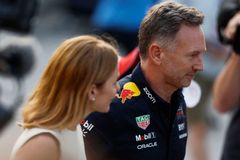 Verstappenův otec kritizuje šéfa Red Bullu. Horner spoléhá na podporu půvabné ženy