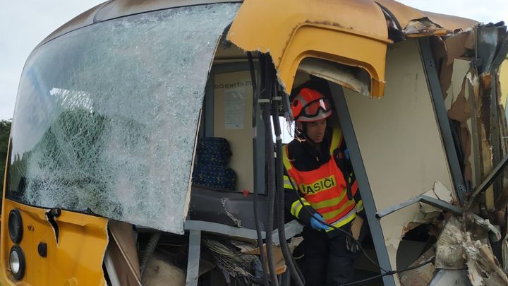U Holešova se srazil osobní vlak s nákladním autem, deset lidí je zraněných