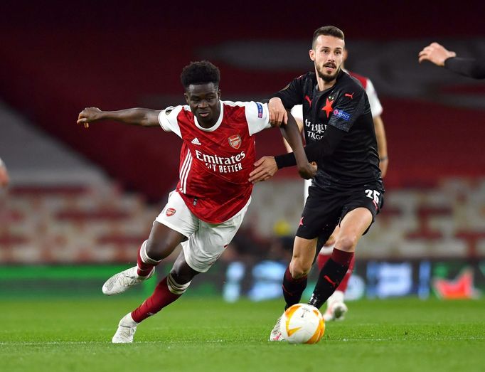 Bukayo Saka a Jakub Hromada ve čtvrtfinále EL Arsenal - Slavia