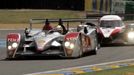 Lucas Luhr s Audi R10 vede závod 24 godin v Le Mans před Sébastienem Bourdaisem s Peugeotem 908.