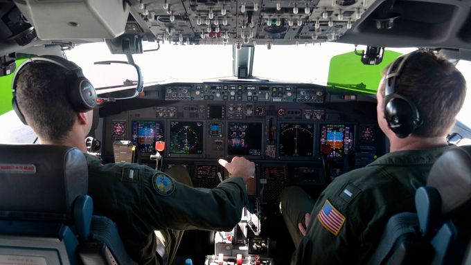 Piloti amerického námořnictva během pátrání po malajsijském Boeingu 777.