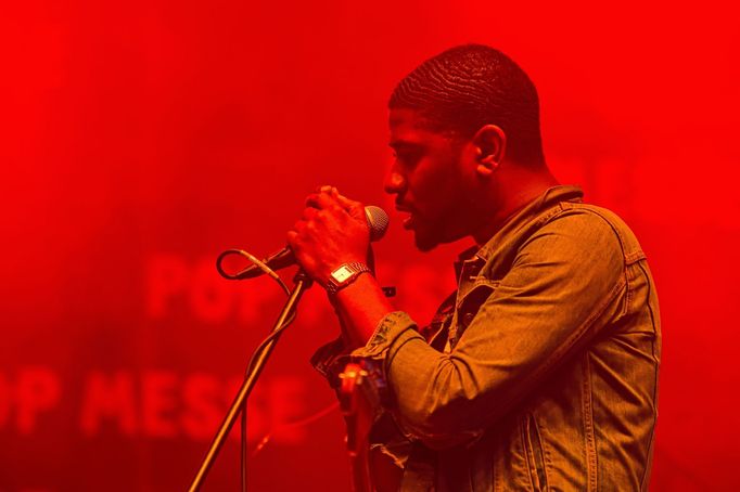 Snímek z vystoupení kapely Algiers.