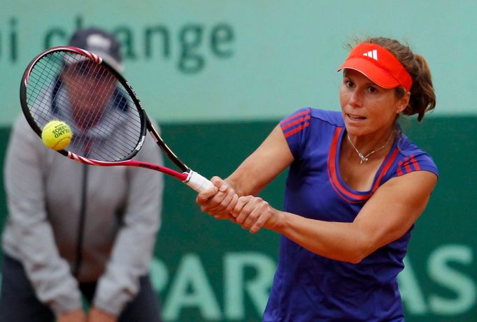 Americká tenistka Valvara Lepchenková returnuje proti Češce Petře Kvitové během osmifinále French Open 2012.