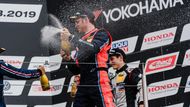 Thierry Neuville slaví triumf v prvním závodě TCR Germany na Nürburgringu ve voze Hyundai i30 N TCR