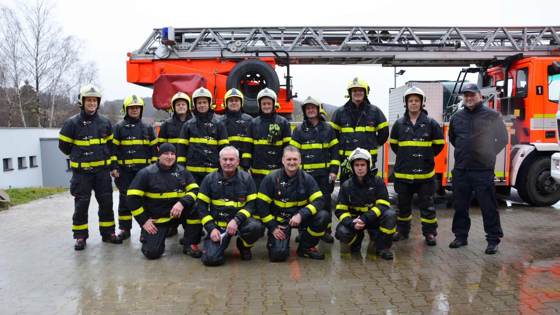 Hasič Vlastimil Kremel z Novojičínska zasahoval během dvaceti let téměř u dvou tisíc výjezdů. Snímky ho zachycují při práci. Nyní je vážně nemocný a přátelé pro něj uspořádali sbírku, aby mu pomohli.