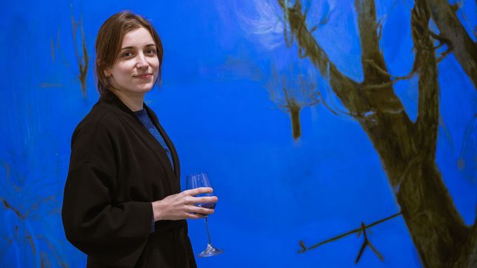 Ester Knapová před svou olejomalbou Zahrada - Modré oči z roku 2023.