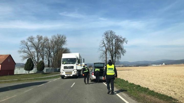 Nájezd na obchody, trička místo roušek a strach. První den v uzavřeném městě