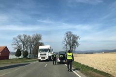 Nájezd na obchody, trička místo roušek a strach. První den v uzavřeném městě