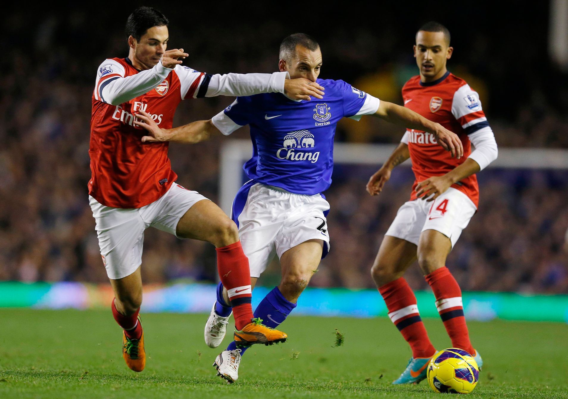 Everton - Arsenal (Arteta a Walcott v boji o míč)