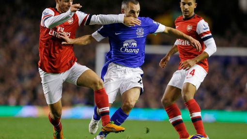 Everton - Arsenal (Arteta a Walcott v boji o míč)