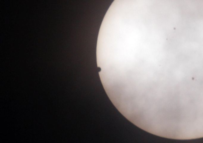 Venus passes across the sun as seen from Gwacheon, south of Seoul, June 6, 2012. One of the rarest astronomical events occurs on Wednesday when Venus passes directly between the sun and Earth, a transit that won't occur again until 2117. REUTERS/Kim Hong-Ji (SOUTH KOREA) Published: Čer. 6, 2012, 12:31 dop.