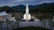 Kostel Chamber Church se nachází ve městě Čching-tao na východním pobřeží Číny. Obklopuje ho dramatické panorama okolních hor a lesů a navrhli ho architekti z německo-čínského studia RSAA/Büro Ziyu Zhuang.